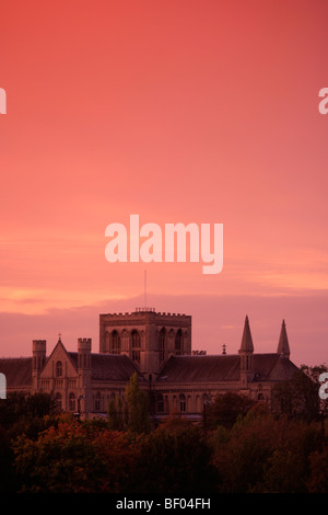 Paysage au coucher du soleil d'altitude du sud de la ville de Peterborough Cambridgeshire Cathédrale Cloître England UK Banque D'Images