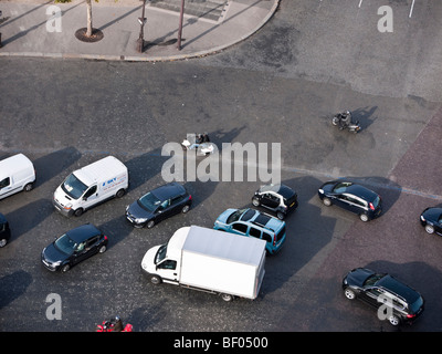 Occupé et le trafic dangereux autour de l'Arc de Triomphe Paris France Banque D'Images