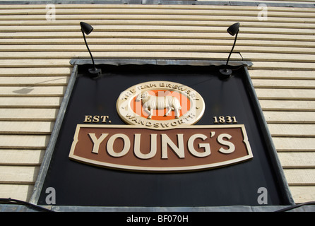 La thésaurisation de la ram Brewery, qui faisait autrefois partie de Young's Brewing company, sur un pub à Wimbledon, au sud-ouest de Londres, Angleterre Banque D'Images