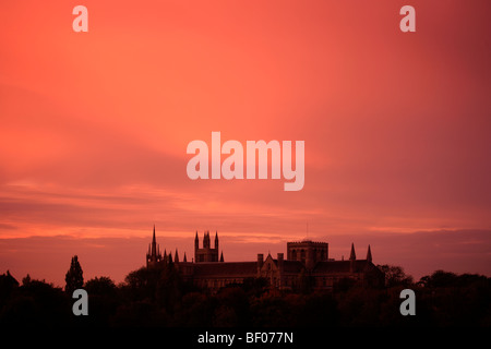 Paysage au coucher du soleil d'altitude du sud de la ville de Peterborough Cambridgeshire Cathédrale Cloître England UK Banque D'Images