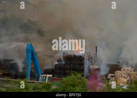 Incendie à l'usine de recyclage de déchets de papier Banque D'Images
