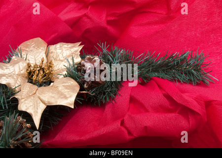 Décoration de Noël sur fond de papier crêpe rouge Banque D'Images