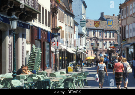 Cafe, Grand Rue, rue Commerçante, quartier piétonnier, Haguenau, Alsace, France Banque D'Images