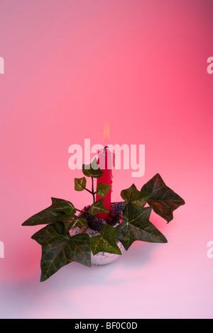 Décoration Bougie de Noël avec des pommes de pin et de baies de lierre Banque D'Images