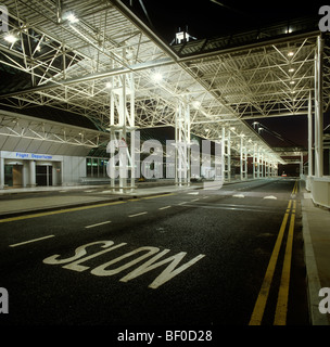 Royaume-uni, Angleterre, Manchester Airport, Terminal 2 zone de dépôt des départs de nuit Banque D'Images