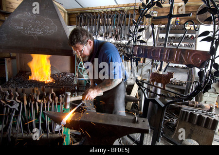 Un forgeron de village de créer un nouveau signe pour Genève à Sussex Banque D'Images