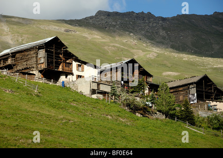 Une rangée de chalets traditionnels sur la colline de Saint-Véran ou Village Saint Véran Queyras Alpes France Banque D'Images