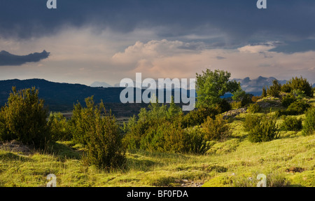 Vue de près du village de Las Bellostas vers Monte Perdido, dans les Pyrénées de la Province d'Huesca, Aragon, Espagne du nord Banque D'Images