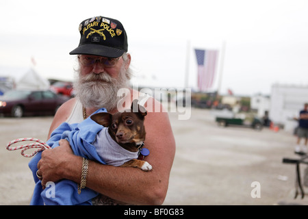 Un Nam vétérinaire qui a servi dans la Police militaire tient son chien de compagnie. Rassembler les anciens combattants du Vietnam de Kokomo, Indiana pour la réunion de 2009. Banque D'Images