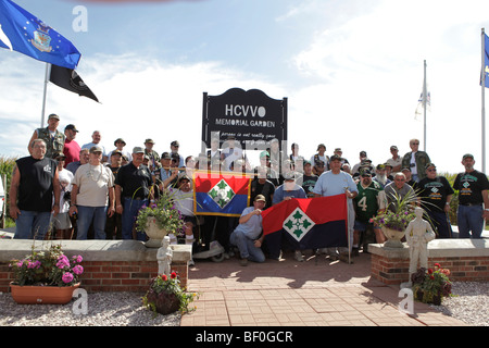 Vietnam Veterans 4th Infantry Division - Ivy - se réunissent pour une photo de groupe lors de la collecte d'anciens combattants du Vietnam de Kokomo, Indiana Banque D'Images