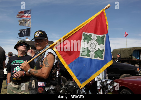 Les anciens combattants de la 4e Division d'infanterie tenir le drapeau de lierre avant qu'une des photos de groupe au cours de la collecte d'anciens combattants du Vietnam à Phnom Penh. Banque D'Images