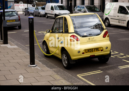 Les frais d'une voiture électrique à l'un de Westminster's 'point' de parking Banque D'Images