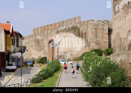 Haut de la ville byzantine de Thessalonique historique des murs de fortification touristes en visite au célèbre site grec du nord Banque D'Images