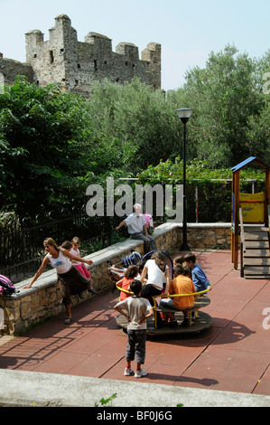 Aire de jeux pour enfants à l'intérieur des murs de la vieille ville du nord de la Grèce Thessalonique Banque D'Images