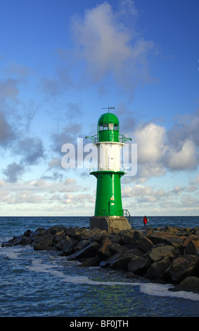 L'article phare sur la pointe de la mole de Warnemuende, Rostock-Warnemuende, Mecklenburg-Vorpommern, Allemagne Banque D'Images