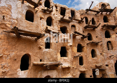Les installations de stockage ouvert dans la paroi interne de la Grenier Berbère Qasr al-Haj, montagnes de Nafusa, Libye Banque D'Images