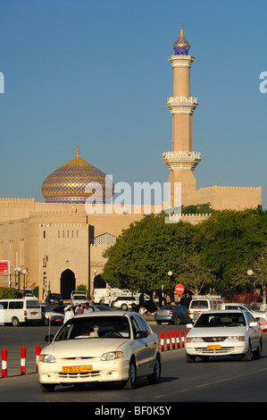 Le trafic routier en passant par la place principale en face du Fort de Nizwa et la Grande Mosquée, Nizwa, Sultanat d'Oman Banque D'Images