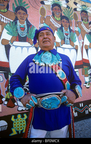 Fabricant de bijoux Zuni Mahooty Chester du Pueblo Cultural Centre Albuquerque au Nouveau Mexique, USA. Banque D'Images