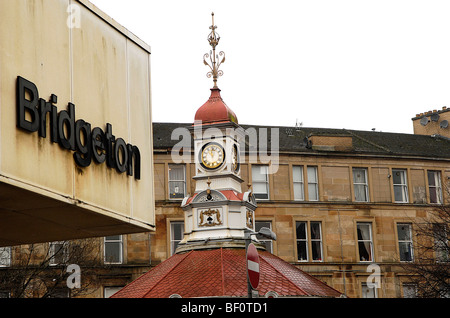 Vue sur le sommet de la 'parapluie' monument à Bridgeton Croix dans l'East End de Glasgow. Banque D'Images