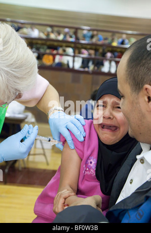 Hamtramck, au Michigan - un travailleur de la santé vaccine une fille contre le H1N1 de la grippe porcine. Banque D'Images