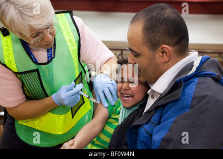 Hamtramck, au Michigan - un travailleur de la santé vaccine une fille contre le H1N1 de la grippe porcine. Banque D'Images