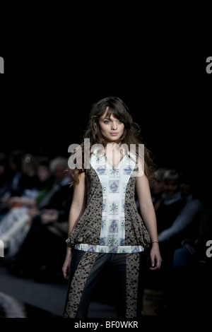 A model par le créateur de mode russe Lena Karin durant la semaine de la mode à Moscou le 25 octobre 2009 Banque D'Images