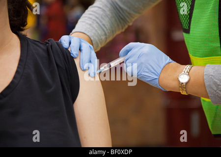 Hamtramck, au Michigan - un travailleur de la santé vaccine un résident de la région de Détroit contre le H1N1 de la grippe porcine. Banque D'Images