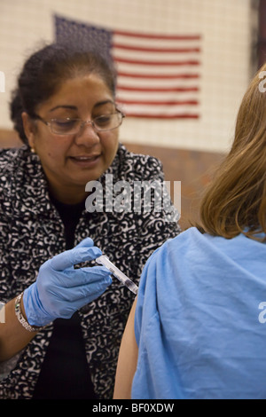 Hamtramck, au Michigan - un travailleur de la santé vaccine un résident de la région de Détroit contre le H1N1 de la grippe porcine. Banque D'Images