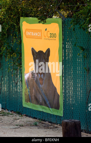 Directeurs des signes les visiteurs du Zoo du Comté d'Orange à Orange, CA, USA. Banque D'Images