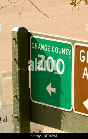 Directeurs des signes les visiteurs du Zoo du Comté d'Orange à Orange, CA, USA. Banque D'Images