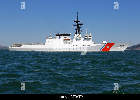 United States Coast Guard Cutter Bertholf (WMSL 750) sur la baie de San Francisco Banque D'Images