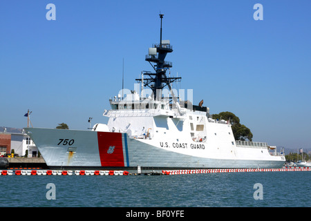 United States Coast Guard Cutter Bertholf amarrée à son port d'attache à Alameda, Californie Banque D'Images