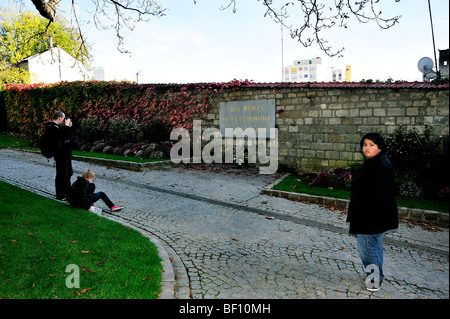 Paris, France - personnes visitant le cimetière du Père Lachaise, Monument de la commune de Paris, 1871, mur où ont péri les révolutionnaires parisiens Banque D'Images