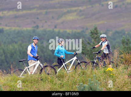 Les amis du vélo sur un cours de vélo de montagne cross-country Banque D'Images