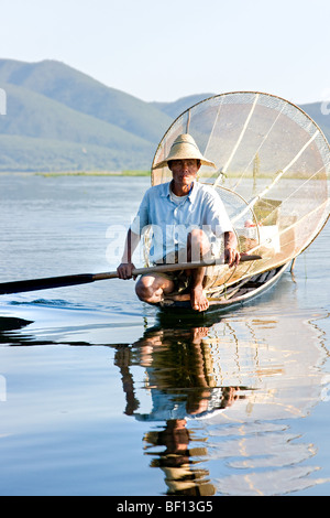 Pêcheur au Lac Inle, Myanmar. Banque D'Images