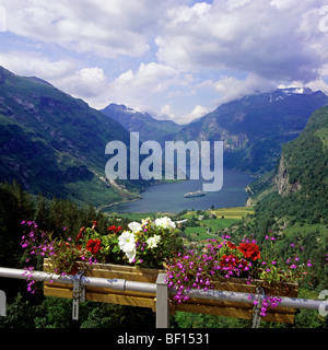 Vue spectaculaire depuis au-dessus de la petite ville touristique de Geiranger qui se trouve à la tête de l'Geirangerfjord Banque D'Images