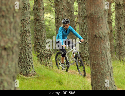 Les amis du vélo sur un cours de vélo de montagne cross-country Banque D'Images