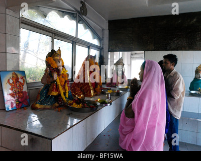 Ganga Talao Grand Bassin Maurice femme en prière à Ganesh dans Hindu Temple Banque D'Images