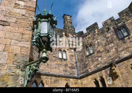 Lanterne gothique médiévale dans une cour à Alnwick Castle dans le Northumberland Banque D'Images