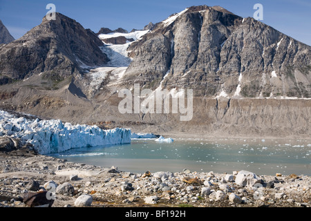 Glaciers Karale, Est du Groenland. Le museau du glacier a reculé, la ligne sur la montagne montre où il était. Banque D'Images