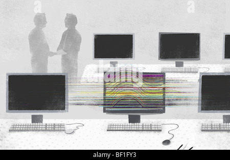 L'écran d'un ordinateur avec un éclat de couleur sombre entre les écrans d'ordinateur Banque D'Images