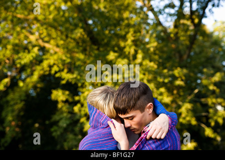 Un jeune couple wrapped in a Blanket Banque D'Images