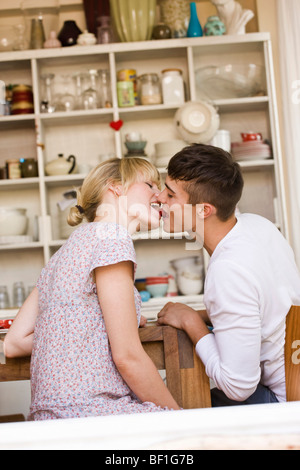 Un couple avec une fraise Banque D'Images