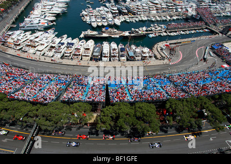 La foule du stade et la marina pendant le Grand Prix de Formule 1 de Monaco Banque D'Images