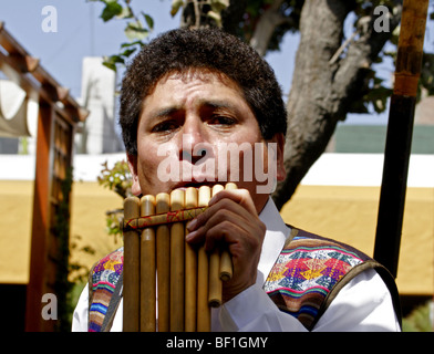 Musicien jouant de pan du Pérou, Arequipa, Pérou Banque D'Images