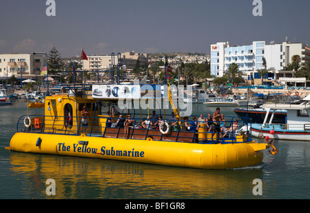 Les touristes en bateau de tourisme sous-marin jaune laissant ayia napa port sur un voyage de jour république de Chypre Banque D'Images