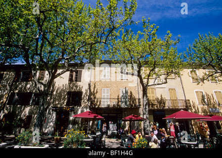 Restaurant en plein air dans le village de Tourtour Banque D'Images