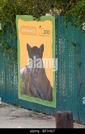Directeurs des signes les visiteurs du Zoo du Comté d'Orange à Orange, CA, USA. Banque D'Images
