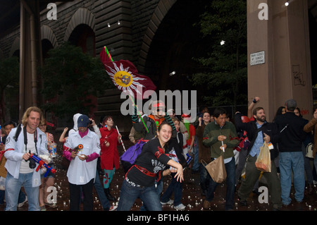 Les participants s'engagent dans une guerre civile de guimauve sous le pont de Brooklyn à New York Banque D'Images