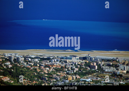 L'aéroport de la ville de Nice à proximité de la mer Banque D'Images